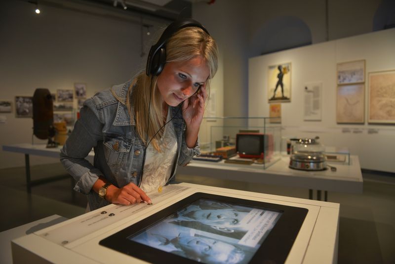Blick in die Ständige Ausstellung "Demokratien und Diktaturen - Dresden im 20. Jahrhundert"